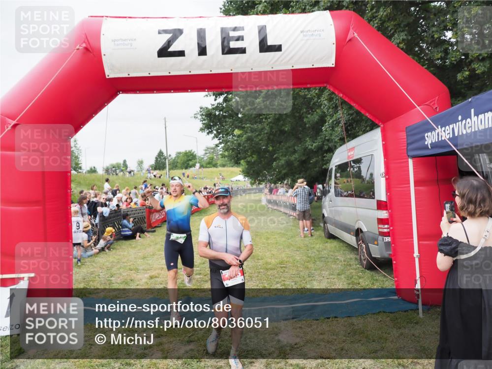 21.06.2025 - 27. Vierlanden-Triathlon MichiJ http://msf.ph/oto/8036051 15.06.2026 13:02:51 Ziel 145, 718 meine-sportfotos.de