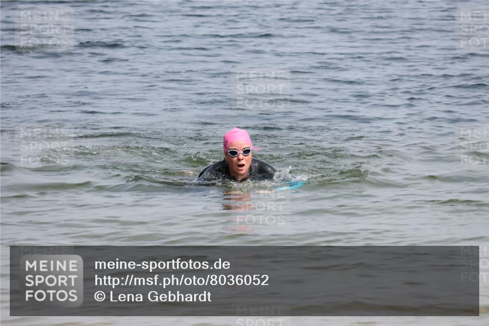 21.06.2025 - 27. Vierlanden-Triathlon Lena Gebhardt http://msf.ph/oto/8036052 15.06.2025 11:29:35 Schwimmen  meine-sportfotos.de
