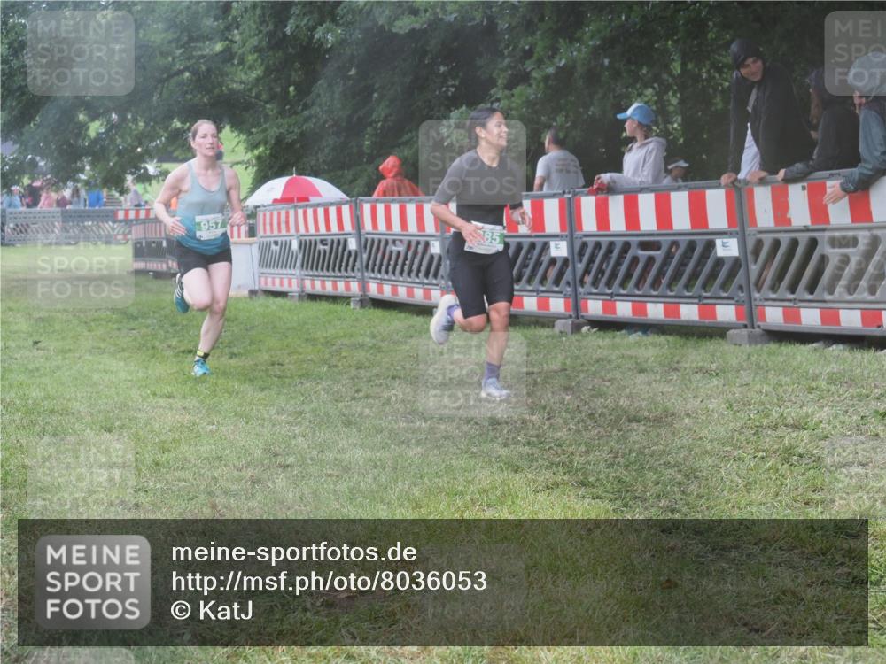 21.06.2025 - 27. Vierlanden-Triathlon KatJ http://msf.ph/oto/8036053 15.06.2025 13:53:25 Ziel 885, 957 meine-sportfotos.de