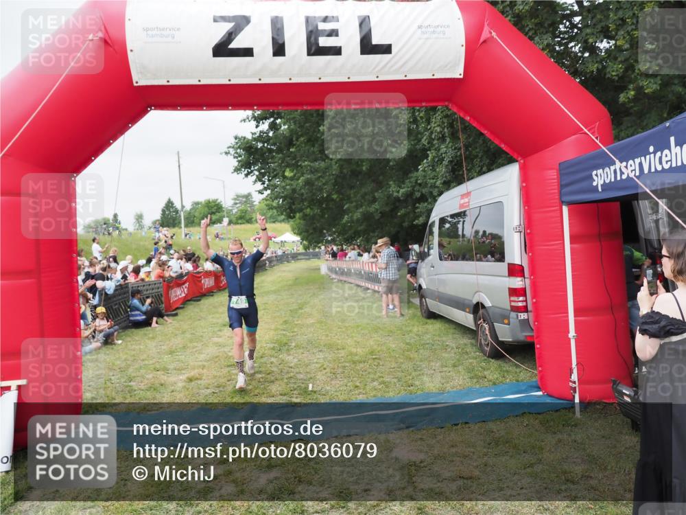 21.06.2025 - 27. Vierlanden-Triathlon MichiJ http://msf.ph/oto/8036079 15.06.2026 13:03:07 Ziel 749 meine-sportfotos.de