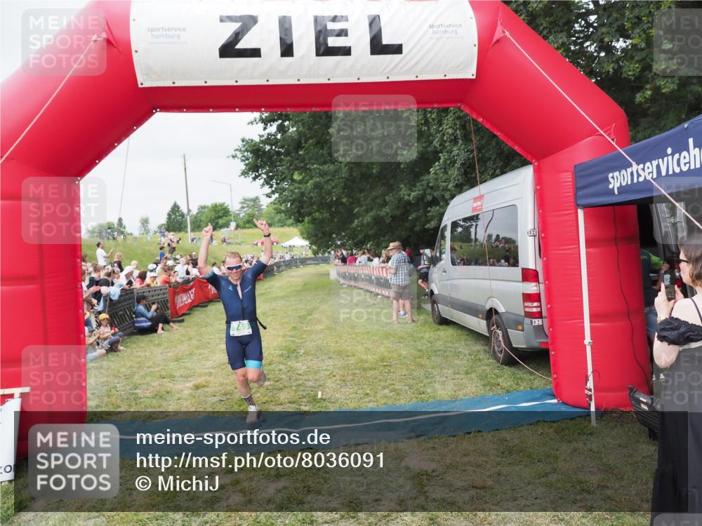 21.06.2025 - 27. Vierlanden-Triathlon MichiJ http://msf.ph/oto/8036091 15.06.2026 13:03:07 Ziel 749 meine-sportfotos.de