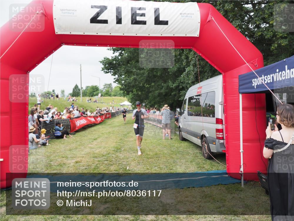 21.06.2025 - 27. Vierlanden-Triathlon MichiJ http://msf.ph/oto/8036117 15.06.2026 13:03:24 Ziel 149, 233 meine-sportfotos.de