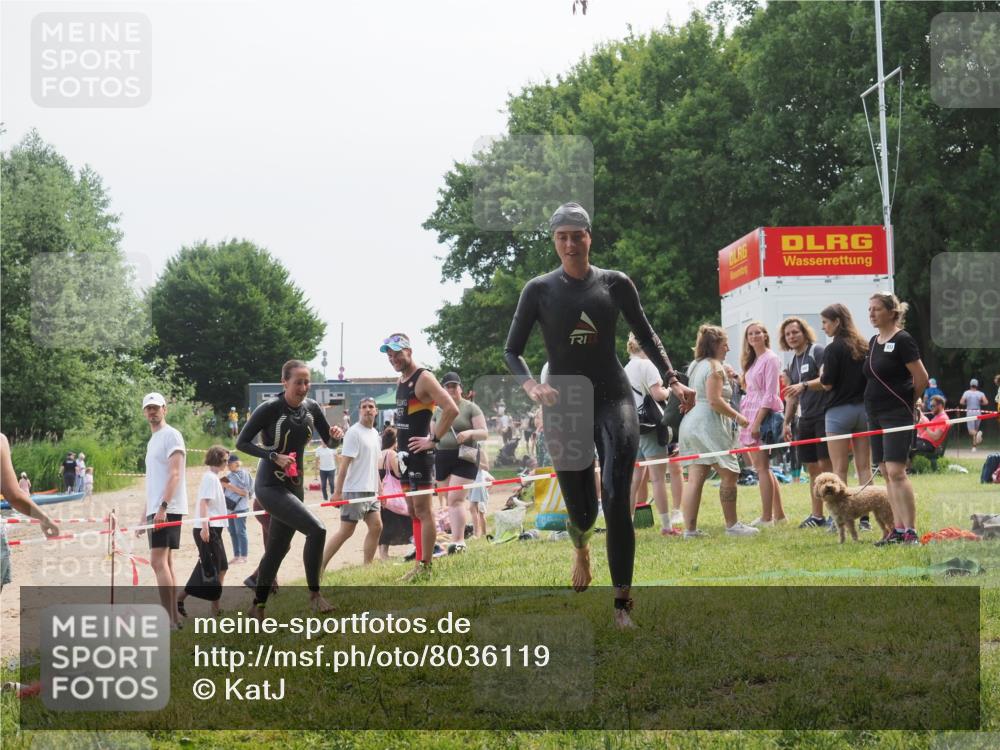 21.06.2025 - 27. Vierlanden-Triathlon KatJ http://msf.ph/oto/8036119 15.06.2025 11:21:17 Schwimmen 929, 931 meine-sportfotos.de