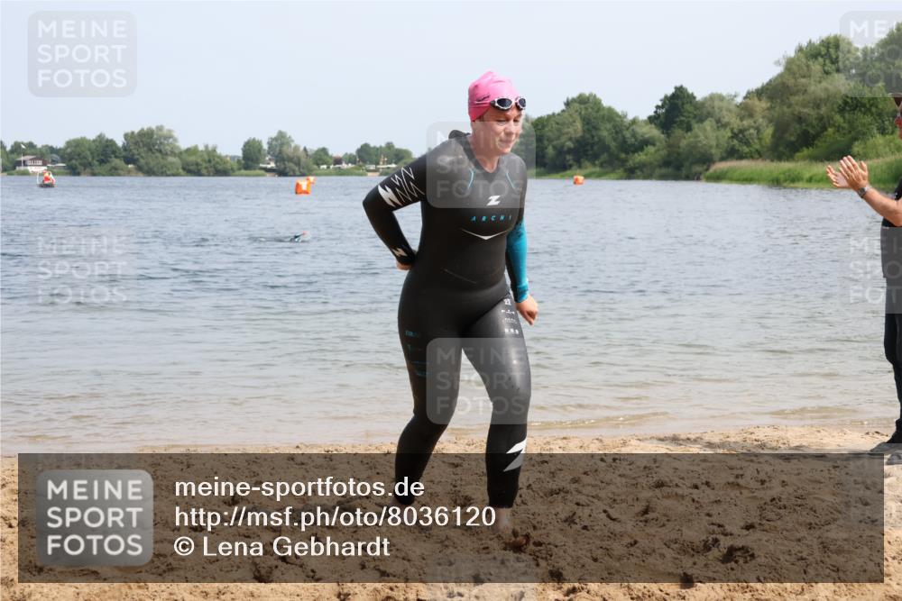 21.06.2025 - 27. Vierlanden-Triathlon Lena Gebhardt http://msf.ph/oto/8036120 15.06.2025 11:29:48 Schwimmen 937 meine-sportfotos.de
