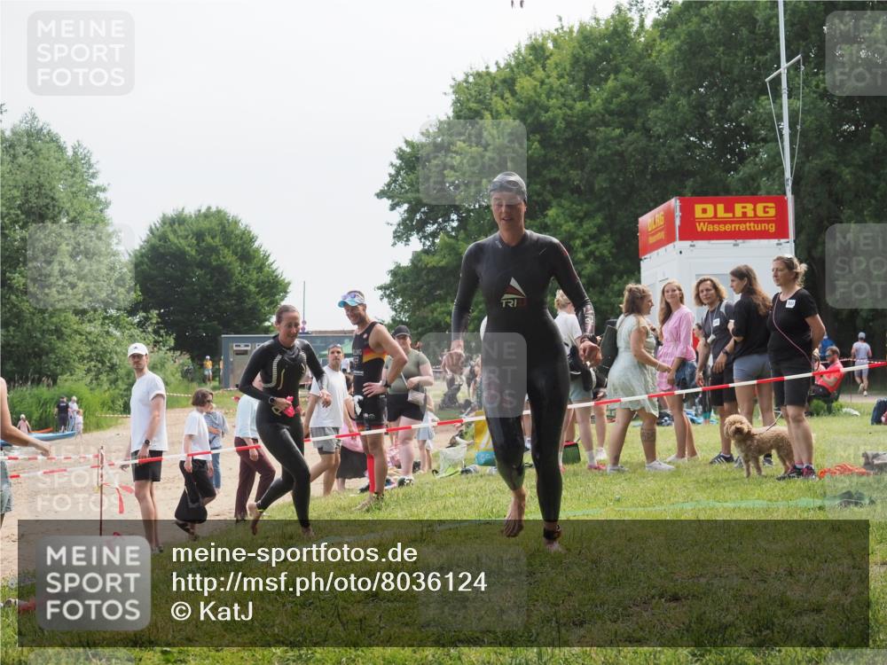 21.06.2025 - 27. Vierlanden-Triathlon KatJ http://msf.ph/oto/8036124 15.06.2025 11:21:17 Schwimmen 929, 931 meine-sportfotos.de
