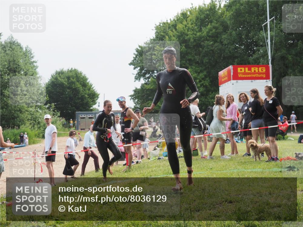 21.06.2025 - 27. Vierlanden-Triathlon KatJ http://msf.ph/oto/8036129 15.06.2025 11:21:17 Schwimmen 929, 931 meine-sportfotos.de