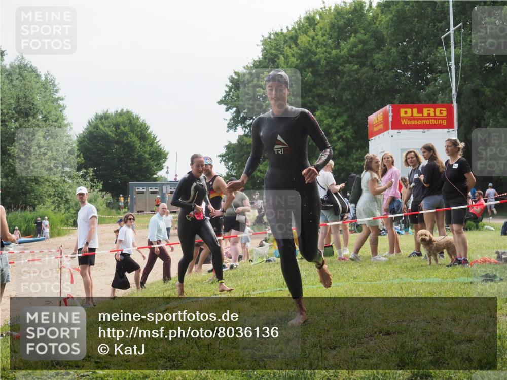 21.06.2025 - 27. Vierlanden-Triathlon KatJ http://msf.ph/oto/8036136 15.06.2025 11:21:18 Schwimmen 929, 931 meine-sportfotos.de