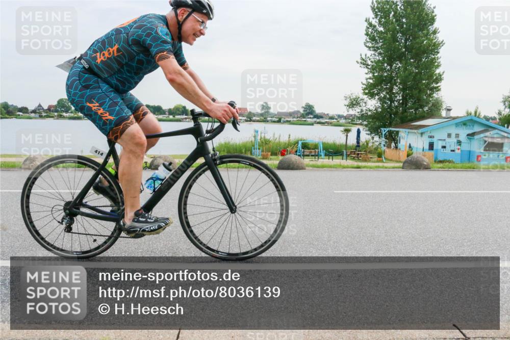15.06.2025 - 27. Vierlanden-Triathlon H.Heesch http://msf.ph/oto/8036139 15.06.2025 10:47:37 Radfahren 228, 401, 414 meine-sportfotos.de