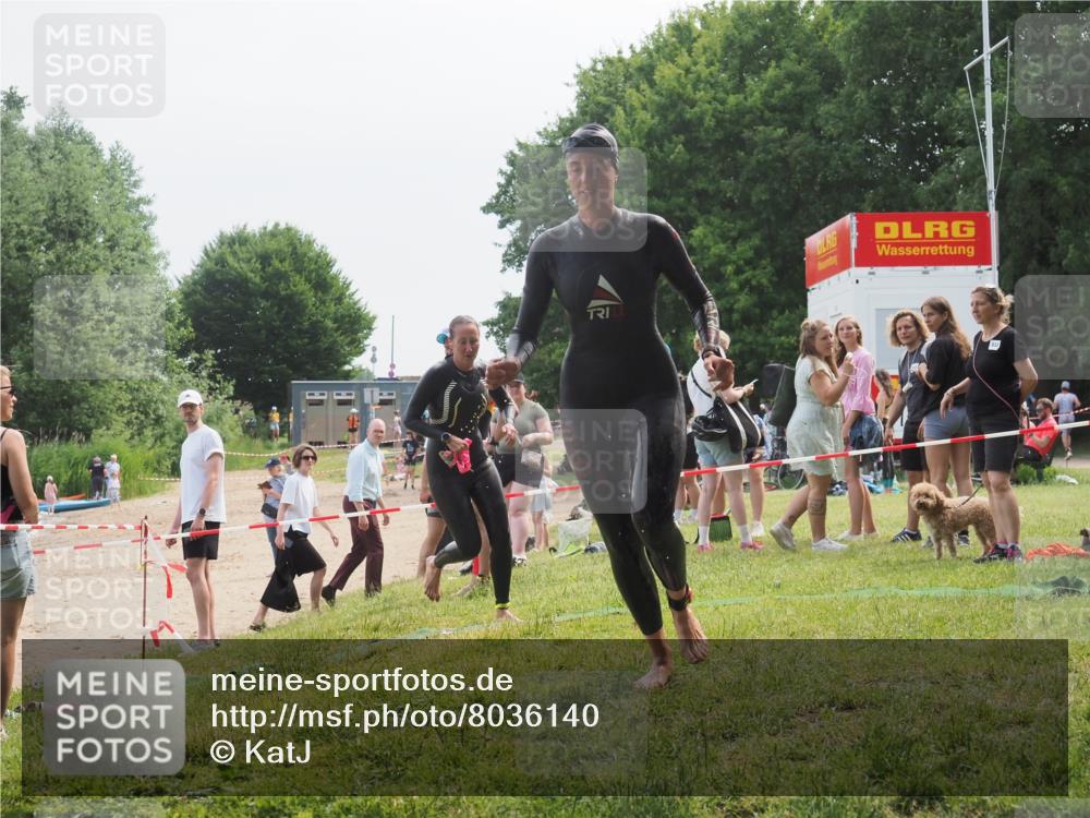 21.06.2025 - 27. Vierlanden-Triathlon KatJ http://msf.ph/oto/8036140 15.06.2025 11:21:18 Schwimmen 929, 931 meine-sportfotos.de