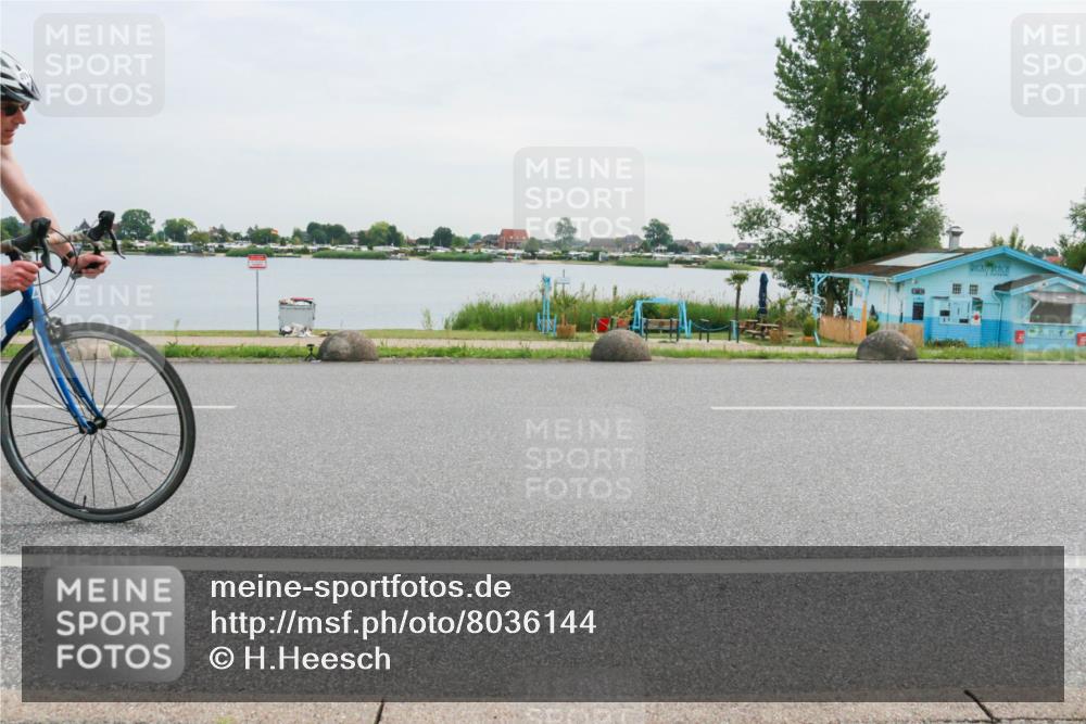 15.06.2025 - 27. Vierlanden-Triathlon H.Heesch http://msf.ph/oto/8036144 15.06.2025 10:47:40 Radfahren 401, 414 meine-sportfotos.de