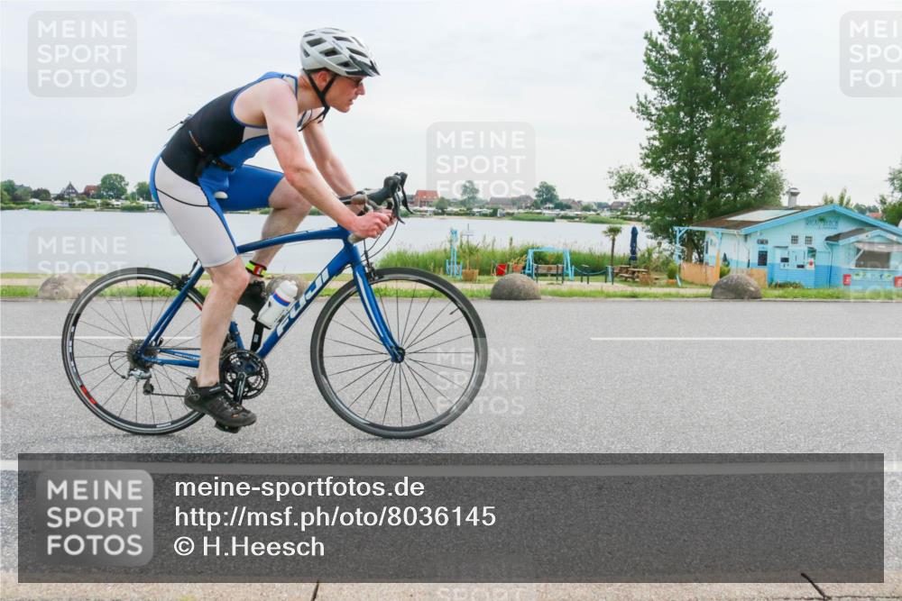 15.06.2025 - 27. Vierlanden-Triathlon H.Heesch http://msf.ph/oto/8036145 15.06.2025 10:47:40 Radfahren 401, 414 meine-sportfotos.de