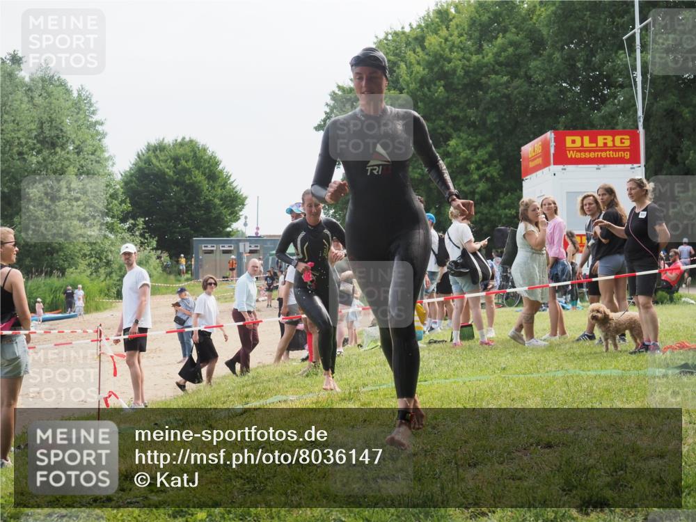 21.06.2025 - 27. Vierlanden-Triathlon KatJ http://msf.ph/oto/8036147 15.06.2025 11:21:18 Schwimmen 929, 931 meine-sportfotos.de