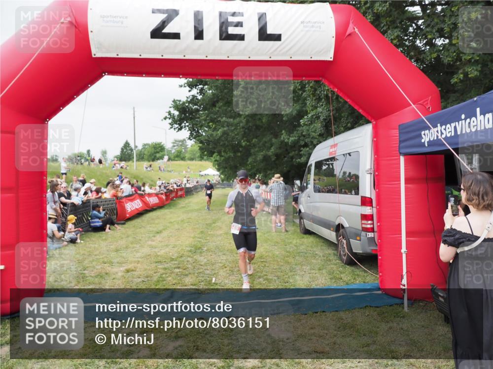 21.06.2025 - 27. Vierlanden-Triathlon MichiJ http://msf.ph/oto/8036151 15.06.2026 13:03:25 Ziel 149, 233 meine-sportfotos.de