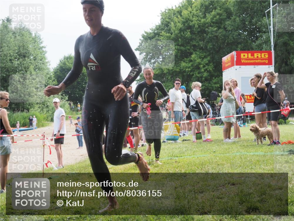 21.06.2025 - 27. Vierlanden-Triathlon KatJ http://msf.ph/oto/8036155 15.06.2025 11:21:18 Schwimmen 929, 931 meine-sportfotos.de