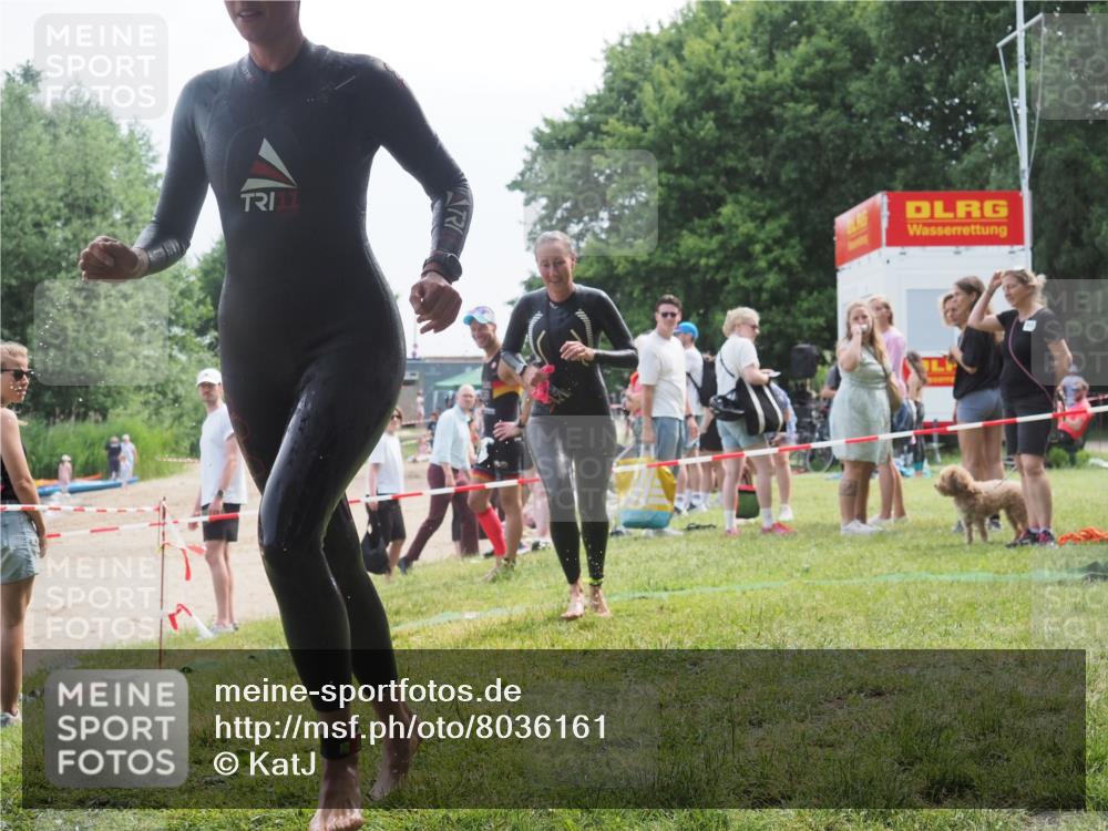 21.06.2025 - 27. Vierlanden-Triathlon KatJ http://msf.ph/oto/8036161 15.06.2025 11:21:19 Schwimmen 929, 931 meine-sportfotos.de