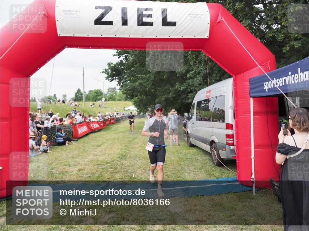 21.06.2025 - 27. Vierlanden-Triathlon MichiJ http://msf.ph/oto/8036166 15.06.2026 13:03:25 Ziel 149, 233 meine-sportfotos.de