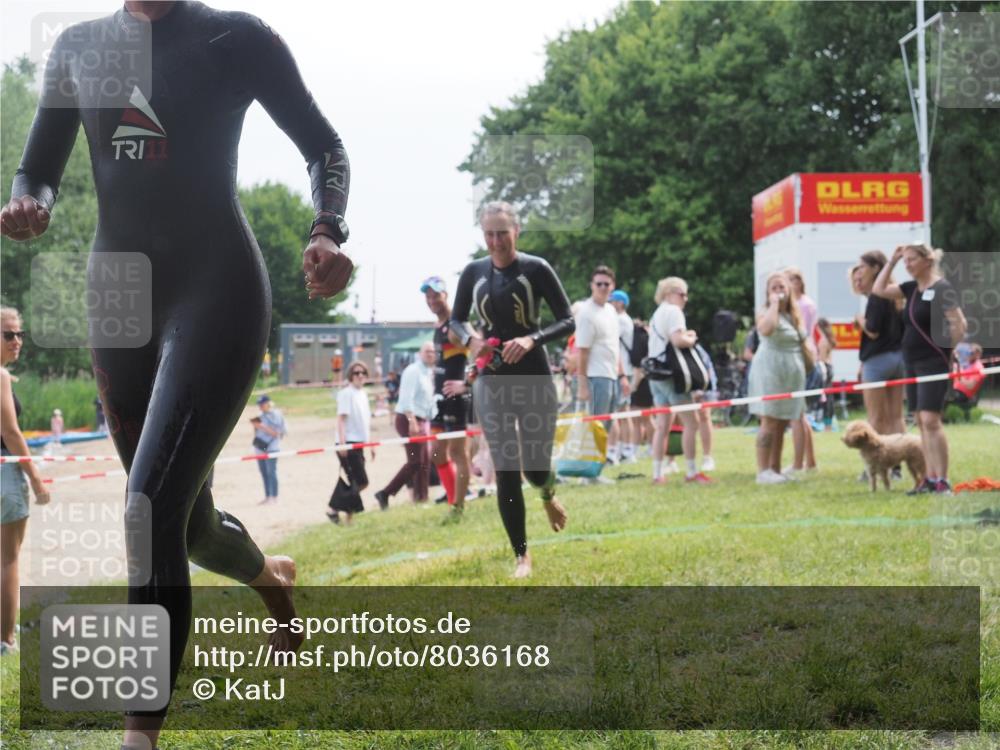 21.06.2025 - 27. Vierlanden-Triathlon KatJ http://msf.ph/oto/8036168 15.06.2025 11:21:19 Schwimmen 929, 931 meine-sportfotos.de