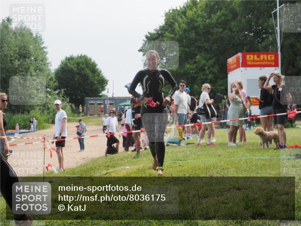 21.06.2025 - 27. Vierlanden-Triathlon KatJ http://msf.ph/oto/8036175 15.06.2025 11:21:19 Schwimmen 929, 931 meine-sportfotos.de