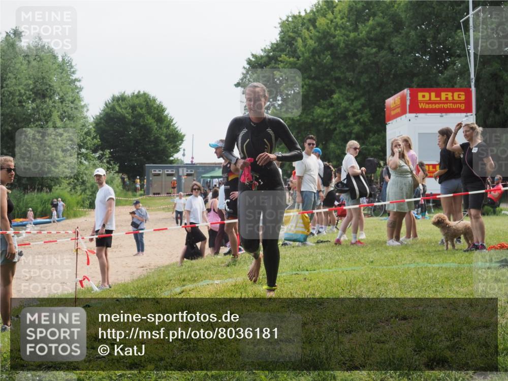 21.06.2025 - 27. Vierlanden-Triathlon KatJ http://msf.ph/oto/8036181 15.06.2025 11:21:19 Schwimmen 929, 931 meine-sportfotos.de