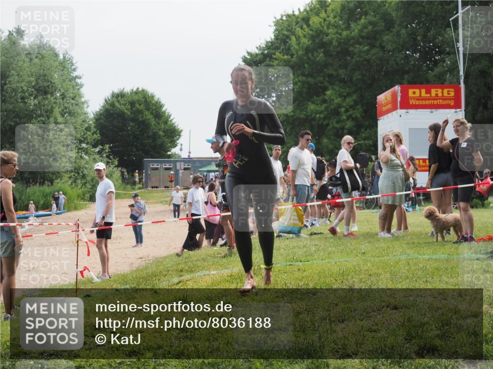 21.06.2025 - 27. Vierlanden-Triathlon KatJ http://msf.ph/oto/8036188 15.06.2025 11:21:19 Schwimmen 929, 931 meine-sportfotos.de