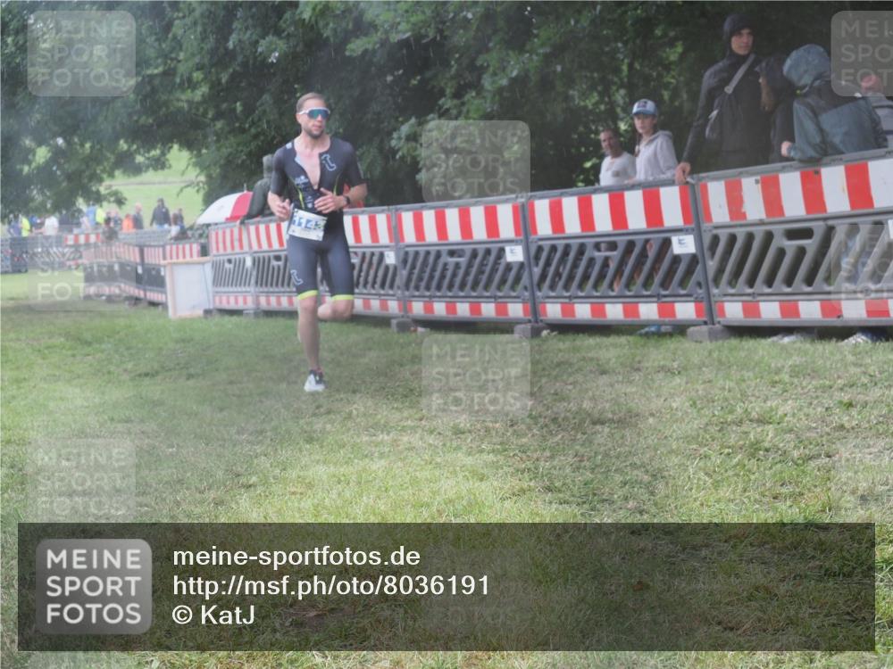 21.06.2025 - 27. Vierlanden-Triathlon KatJ http://msf.ph/oto/8036191 15.06.2025 13:53:51 Ziel 815, 1143 meine-sportfotos.de