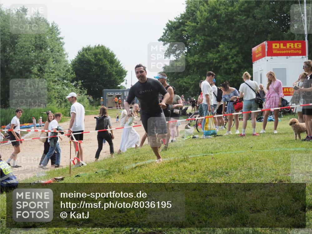 21.06.2025 - 27. Vierlanden-Triathlon KatJ http://msf.ph/oto/8036195 15.06.2025 11:21:27 Schwimmen 931, 967 meine-sportfotos.de