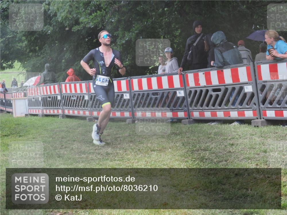 21.06.2025 - 27. Vierlanden-Triathlon KatJ http://msf.ph/oto/8036210 15.06.2025 13:53:52 Ziel 90, 815, 1143 meine-sportfotos.de