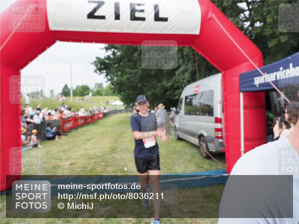 21.06.2025 - 27. Vierlanden-Triathlon MichiJ http://msf.ph/oto/8036211 15.06.2026 13:03:29 Ziel 149, 233 meine-sportfotos.de