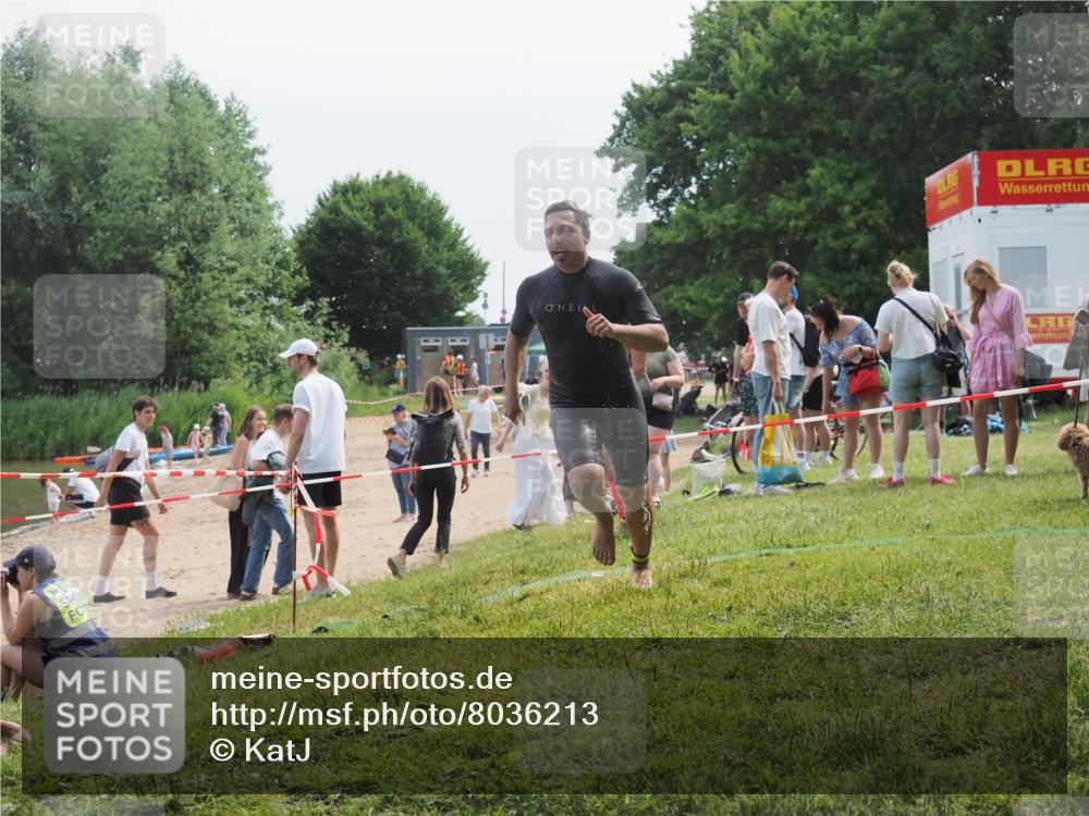 21.06.2025 - 27. Vierlanden-Triathlon KatJ http://msf.ph/oto/8036213 15.06.2025 11:21:28 Schwimmen 931, 967 meine-sportfotos.de