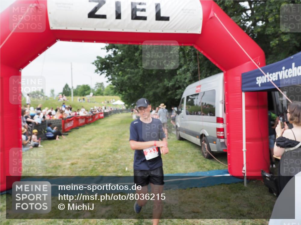21.06.2025 - 27. Vierlanden-Triathlon MichiJ http://msf.ph/oto/8036215 15.06.2026 13:03:29 Ziel 149, 233 meine-sportfotos.de