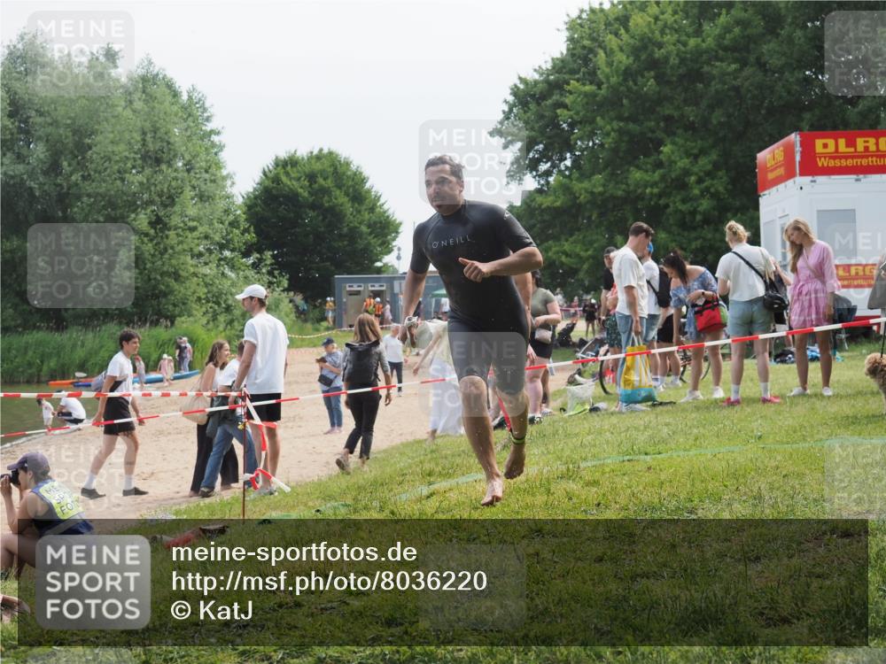 21.06.2025 - 27. Vierlanden-Triathlon KatJ http://msf.ph/oto/8036220 15.06.2025 11:21:28 Schwimmen 931, 967 meine-sportfotos.de