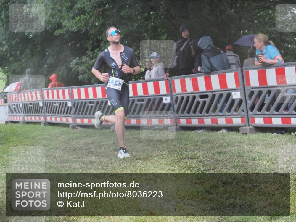 21.06.2025 - 27. Vierlanden-Triathlon KatJ http://msf.ph/oto/8036223 15.06.2025 13:53:52 Ziel 90, 815, 1143 meine-sportfotos.de