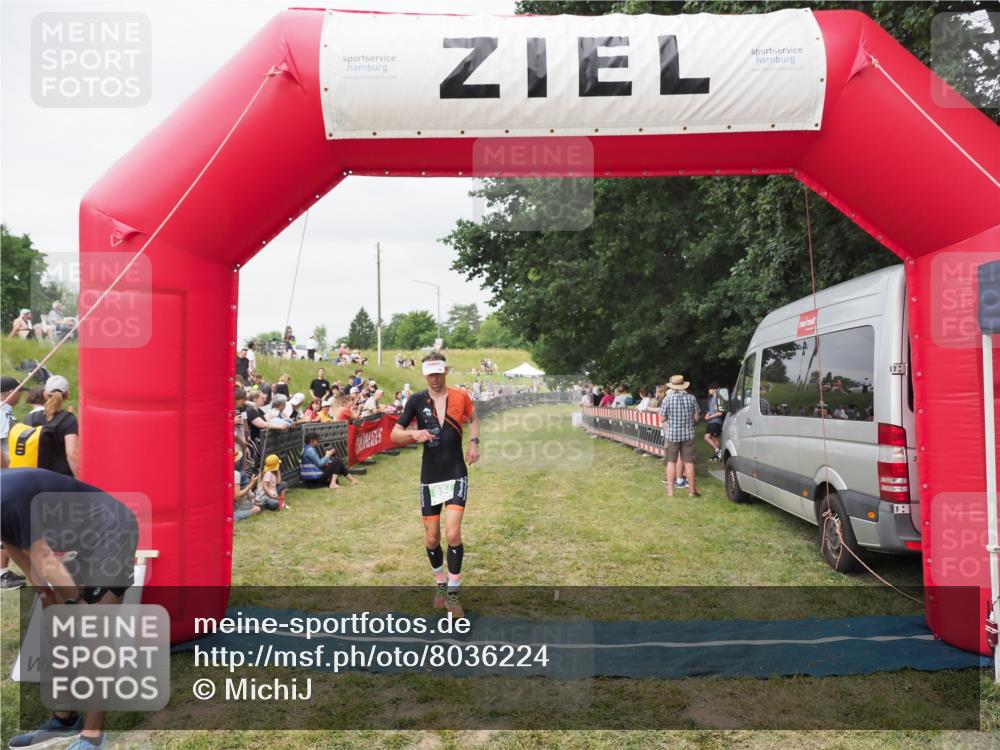 21.06.2025 - 27. Vierlanden-Triathlon MichiJ http://msf.ph/oto/8036224 15.06.2026 13:03:40 Ziel 854 meine-sportfotos.de