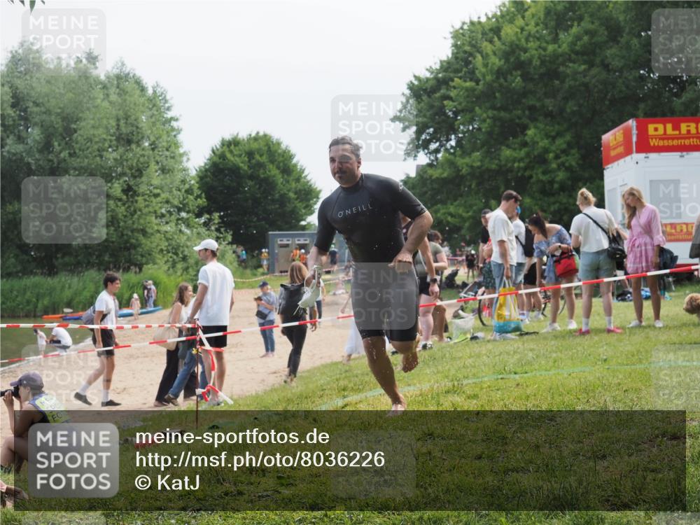 21.06.2025 - 27. Vierlanden-Triathlon KatJ http://msf.ph/oto/8036226 15.06.2025 11:21:28 Schwimmen 931, 967 meine-sportfotos.de