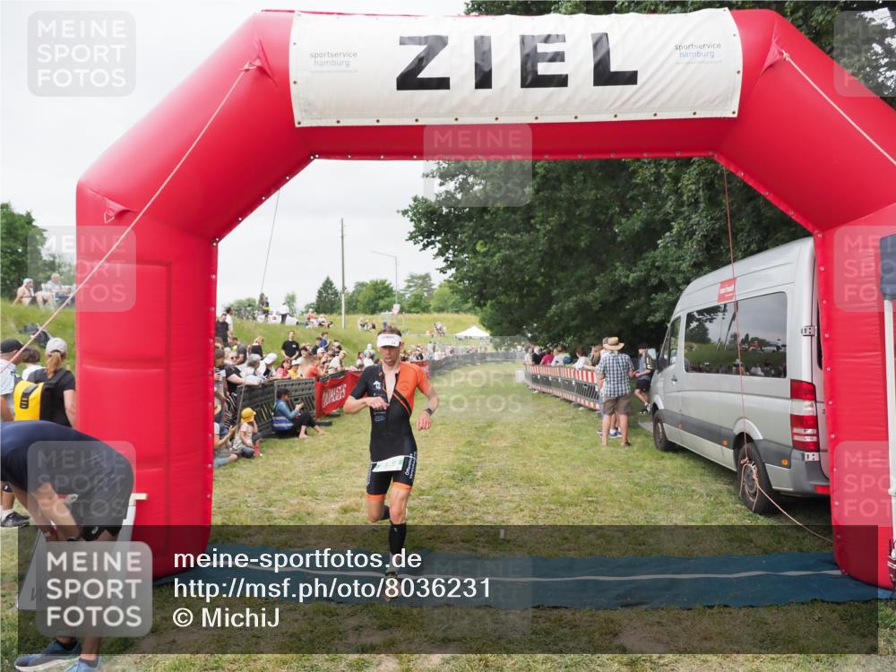 21.06.2025 - 27. Vierlanden-Triathlon MichiJ http://msf.ph/oto/8036231 15.06.2026 13:03:40 Ziel 854 meine-sportfotos.de