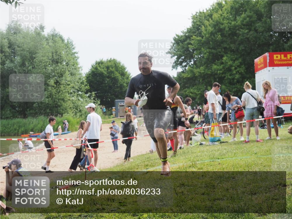 21.06.2025 - 27. Vierlanden-Triathlon KatJ http://msf.ph/oto/8036233 15.06.2025 11:21:28 Schwimmen 931, 967 meine-sportfotos.de