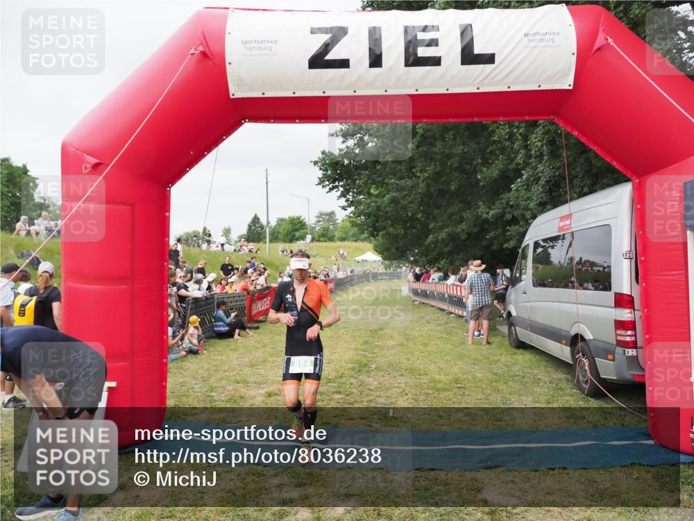21.06.2025 - 27. Vierlanden-Triathlon MichiJ http://msf.ph/oto/8036238 15.06.2026 13:03:40 Ziel 854 meine-sportfotos.de