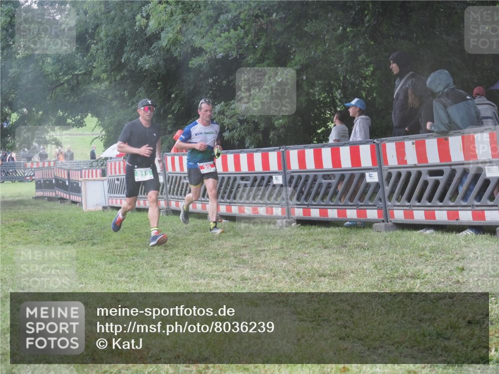 21.06.2025 - 27. Vierlanden-Triathlon KatJ http://msf.ph/oto/8036239 15.06.2025 13:54:00 Ziel 90, 815 meine-sportfotos.de