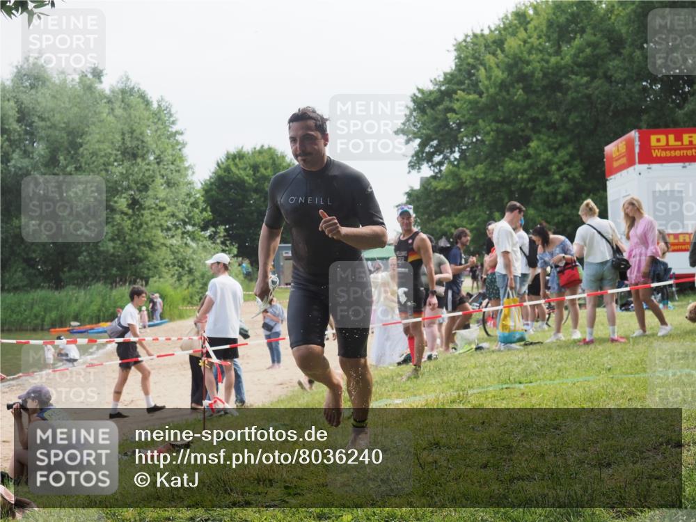 21.06.2025 - 27. Vierlanden-Triathlon KatJ http://msf.ph/oto/8036240 15.06.2025 11:21:28 Schwimmen 931, 967 meine-sportfotos.de