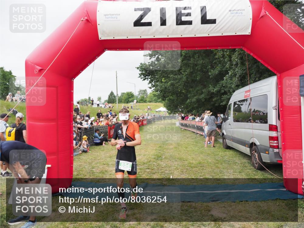 21.06.2025 - 27. Vierlanden-Triathlon MichiJ http://msf.ph/oto/8036254 15.06.2026 13:03:41 Ziel 854 meine-sportfotos.de