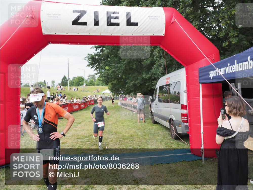 21.06.2025 - 27. Vierlanden-Triathlon MichiJ http://msf.ph/oto/8036268 15.06.2026 13:03:59 Ziel 202 meine-sportfotos.de