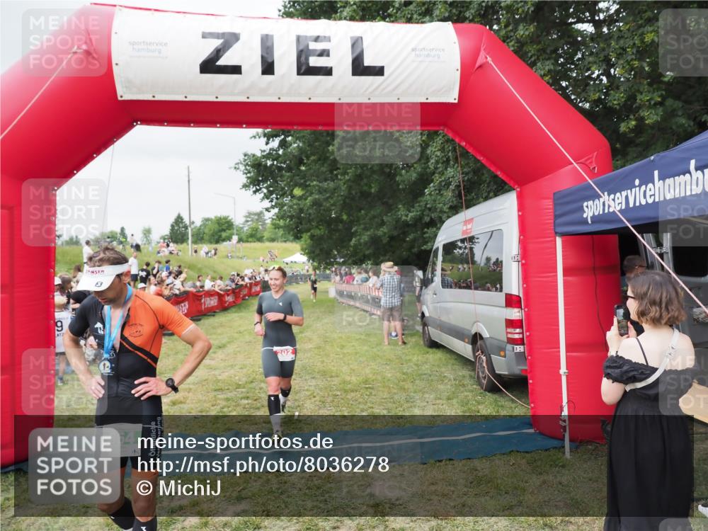 21.06.2025 - 27. Vierlanden-Triathlon MichiJ http://msf.ph/oto/8036278 15.06.2026 13:03:59 Ziel 202 meine-sportfotos.de