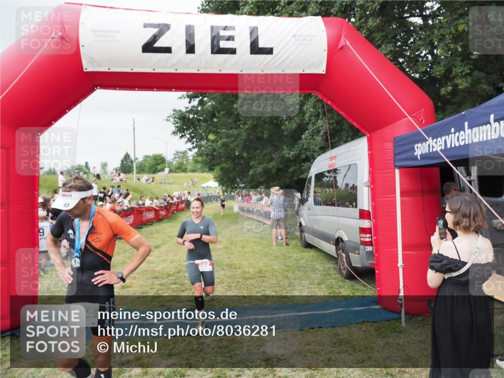 21.06.2025 - 27. Vierlanden-Triathlon MichiJ http://msf.ph/oto/8036281 15.06.2026 13:03:59 Ziel 202 meine-sportfotos.de