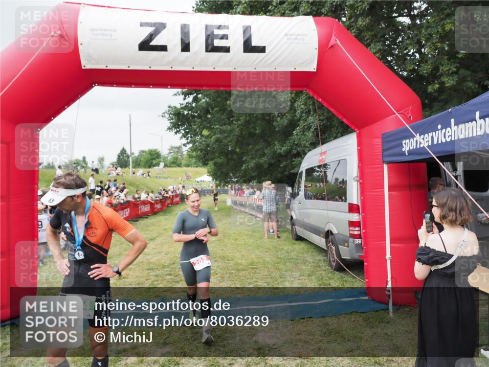 21.06.2025 - 27. Vierlanden-Triathlon MichiJ http://msf.ph/oto/8036289 15.06.2026 13:04:00 Ziel 202, 1040 meine-sportfotos.de