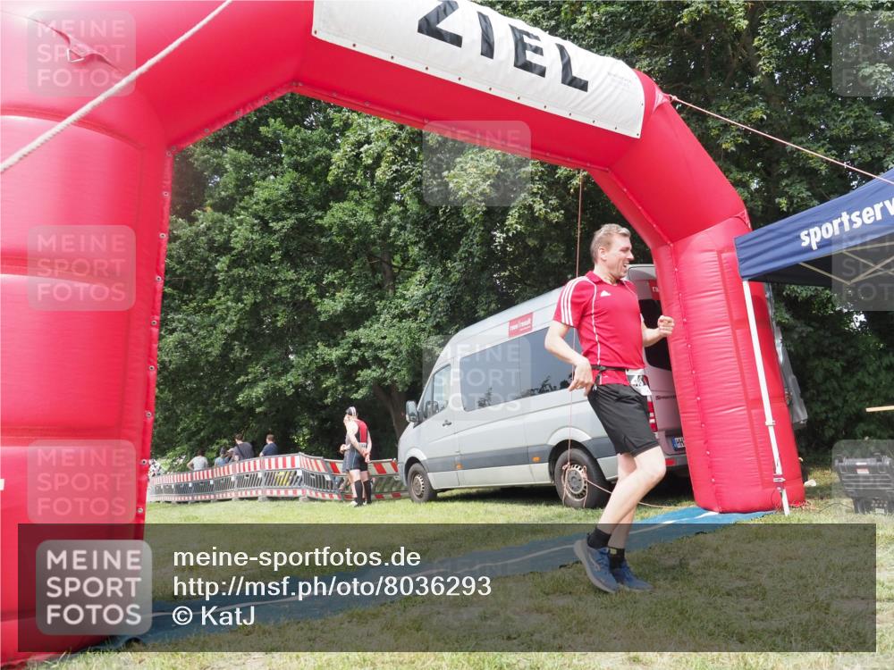 21.06.2025 - 27. Vierlanden-Triathlon KatJ http://msf.ph/oto/8036293 15.06.2025 11:24:54 Schwimmen 935, 981 meine-sportfotos.de