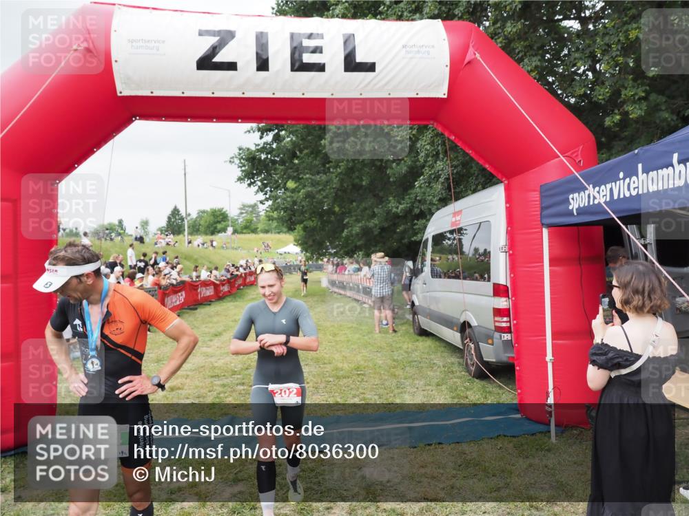 21.06.2025 - 27. Vierlanden-Triathlon MichiJ http://msf.ph/oto/8036300 15.06.2026 13:04:00 Ziel 202, 1040 meine-sportfotos.de