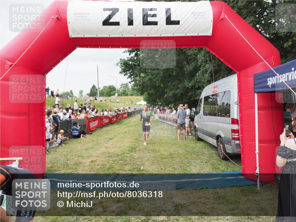 21.06.2025 - 27. Vierlanden-Triathlon MichiJ http://msf.ph/oto/8036318 15.06.2026 13:04:03 Ziel 202, 1040 meine-sportfotos.de