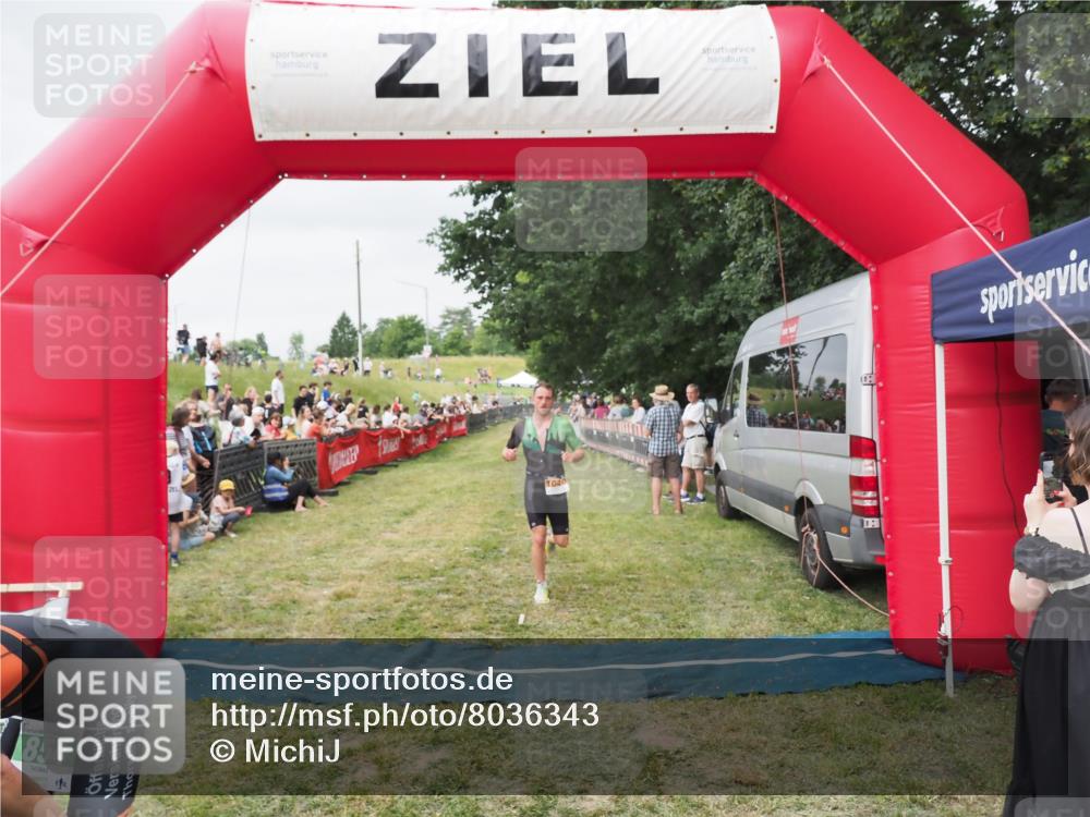 21.06.2025 - 27. Vierlanden-Triathlon MichiJ http://msf.ph/oto/8036343 15.06.2026 13:04:04 Ziel 202, 1040 meine-sportfotos.de