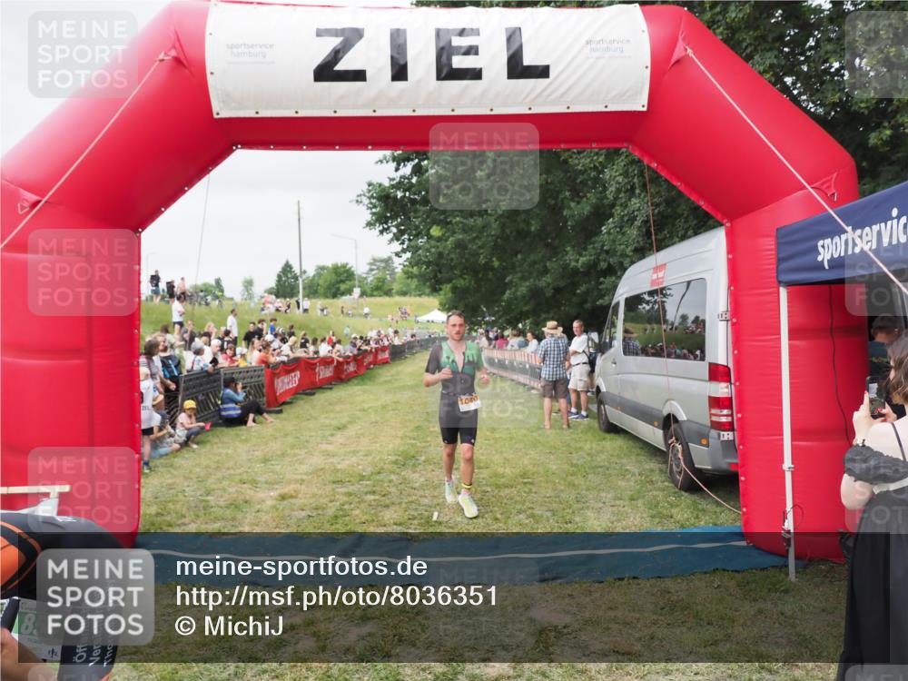 21.06.2025 - 27. Vierlanden-Triathlon MichiJ http://msf.ph/oto/8036351 15.06.2026 13:04:04 Ziel 202, 1040 meine-sportfotos.de