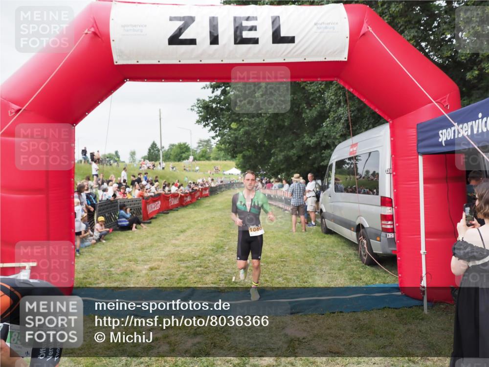 21.06.2025 - 27. Vierlanden-Triathlon MichiJ http://msf.ph/oto/8036366 15.06.2026 13:04:04 Ziel 202, 1040 meine-sportfotos.de